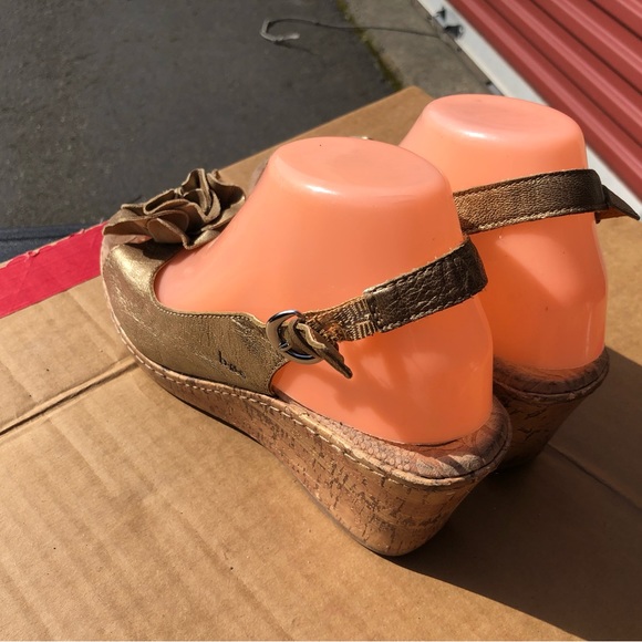 BOC  C63570 Metalic Gold FLOWER WEDGE SANDALS LEATHER Size 9 - Picture 6 of 14